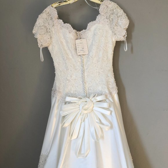 Vintage Never worn Ivory Bridal Gown size 10 - Picture 4 of 5
